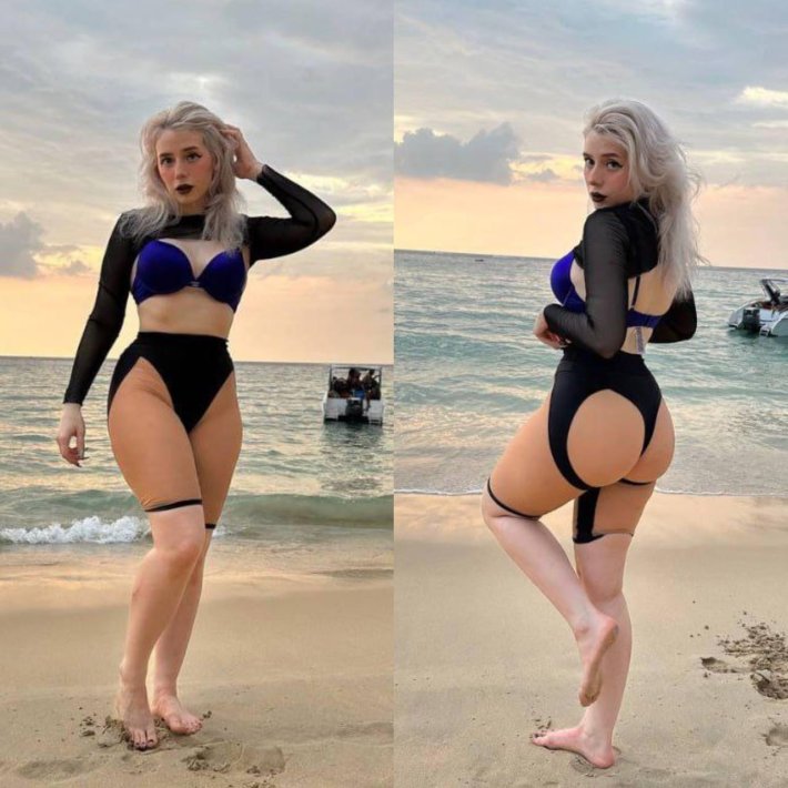 Света соллар в купальнике