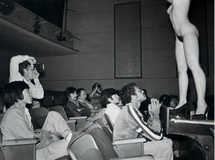 Голые женщины в театре ретро