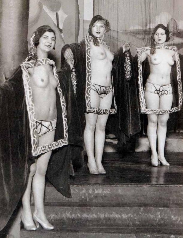 Голые женщины в публичном доме