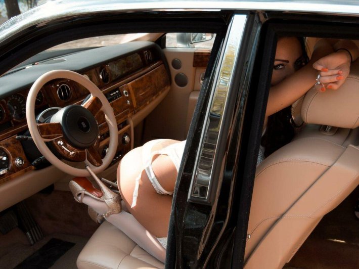 Голая милфа в Ролс Ройсе xxx
