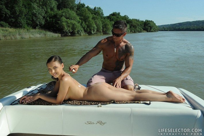 Трах в резиновой лодке