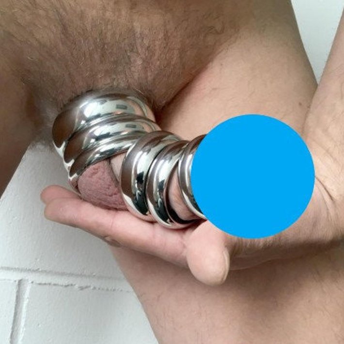 Металлическое кольцо на пенис