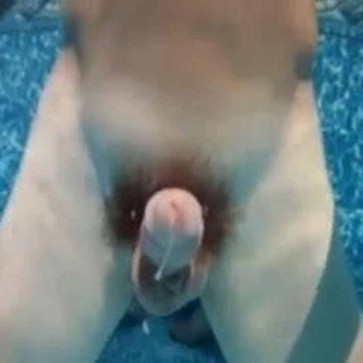 Парень кончает под водой