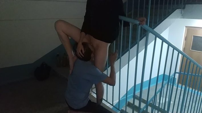 Куннилингус стоя в подъезде