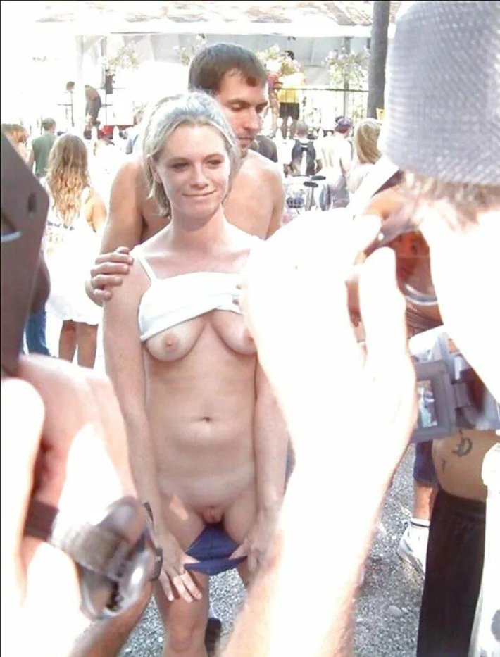 Голые женщины в общественных местах