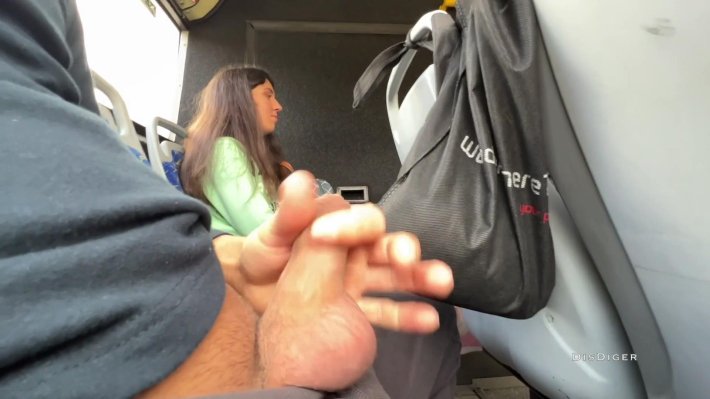 Трогает член в автобусе