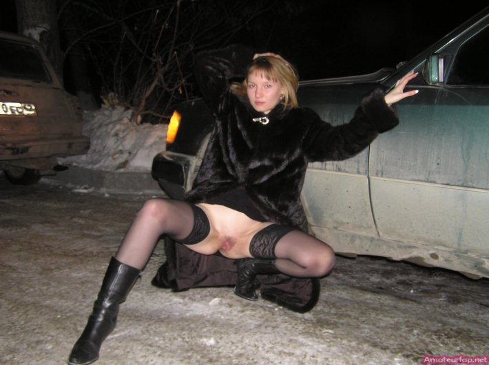 Зимой в чулках без трусов