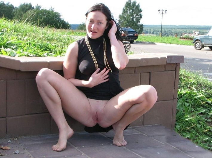 Девушка показывает киску на улице