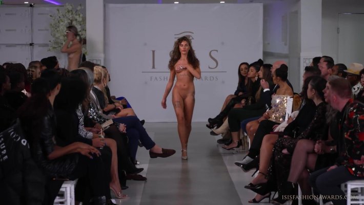 Голые показ мод