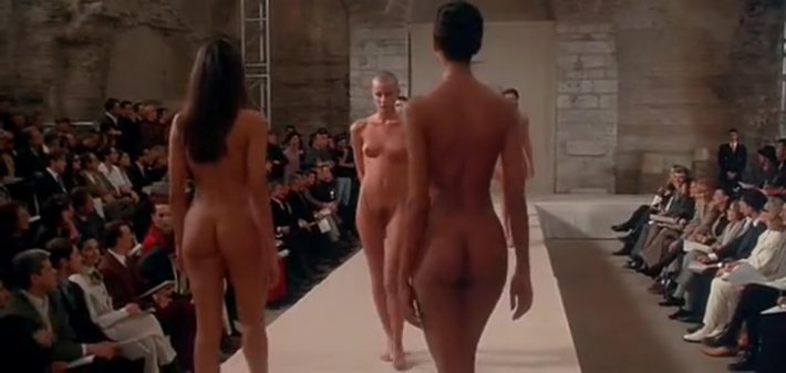 Голые женщины в 45 лет на подиуме видео