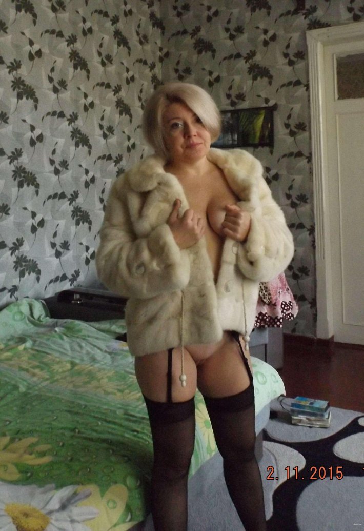 Голые женщины в шубах частное