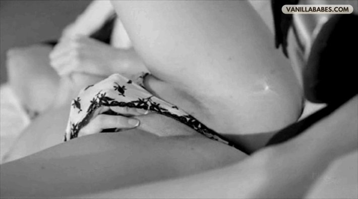 Мастурбация через трусики