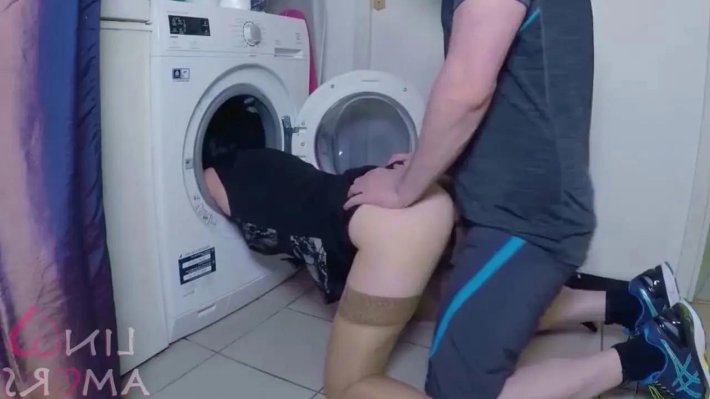 Голая застряла в стиральной машинке