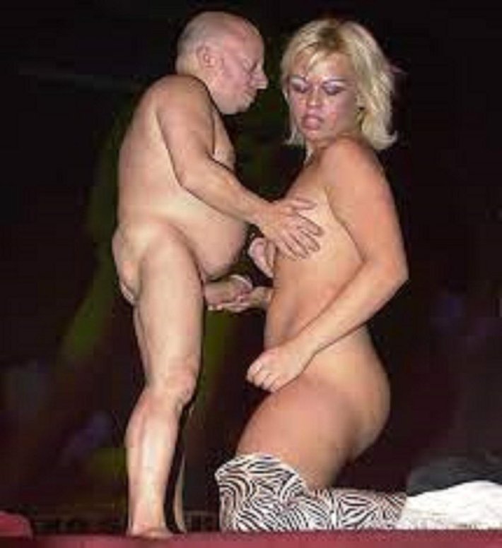 Карлик с большим пенисом