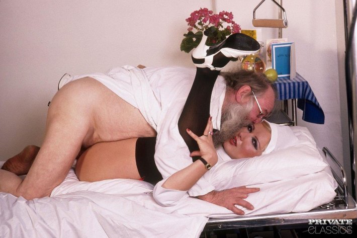 Голый старик в больнице