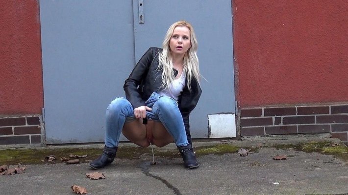 Писсинг на улице в юбке