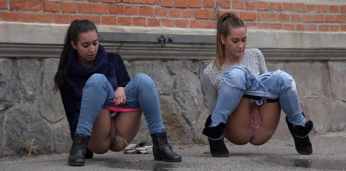 Девушка пописала на улице