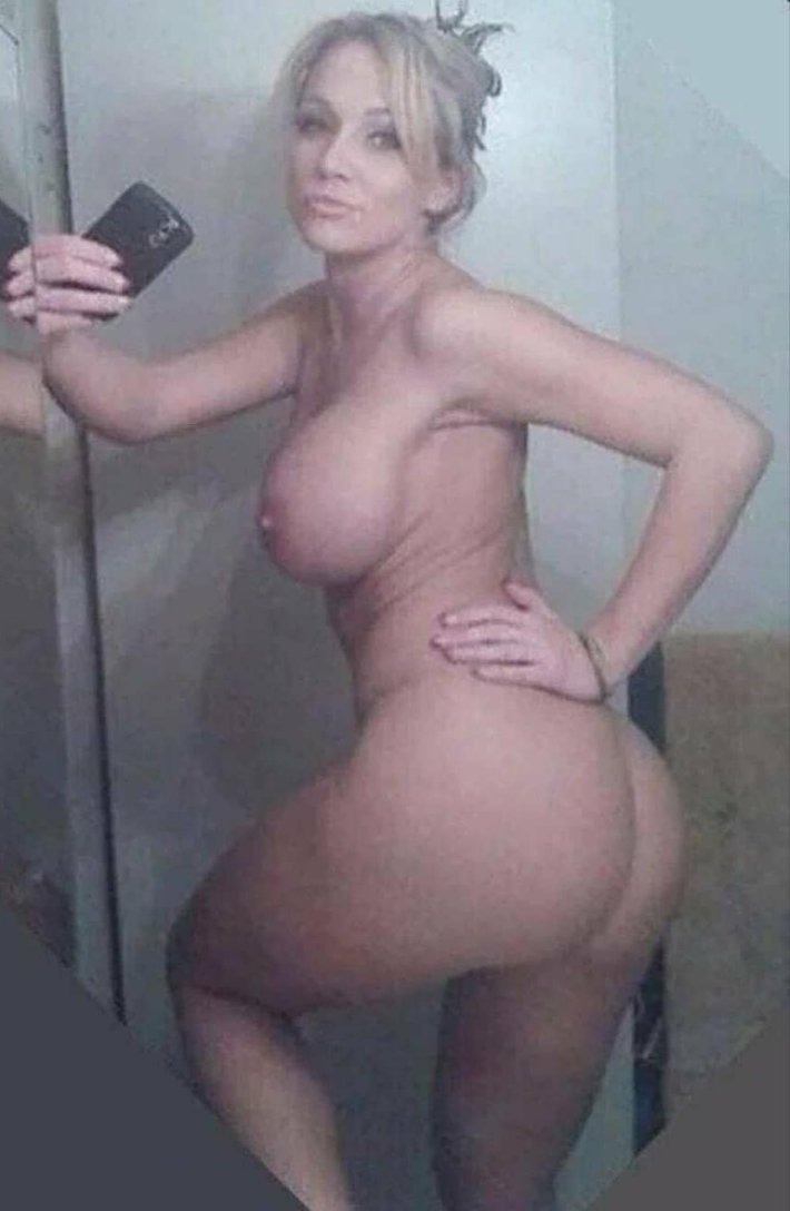 Взрослые дамы селфи ню