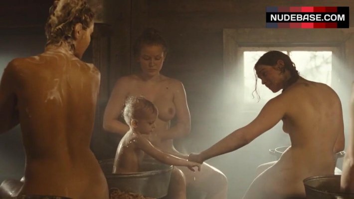 Юлия Пересильд край баня