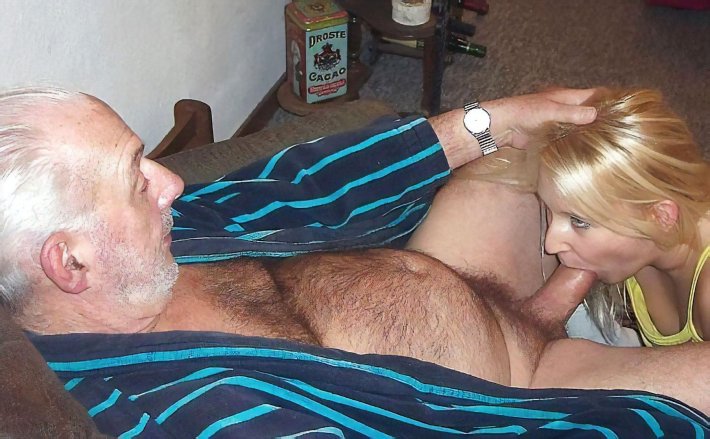 Девушки отсасывают у Стариков