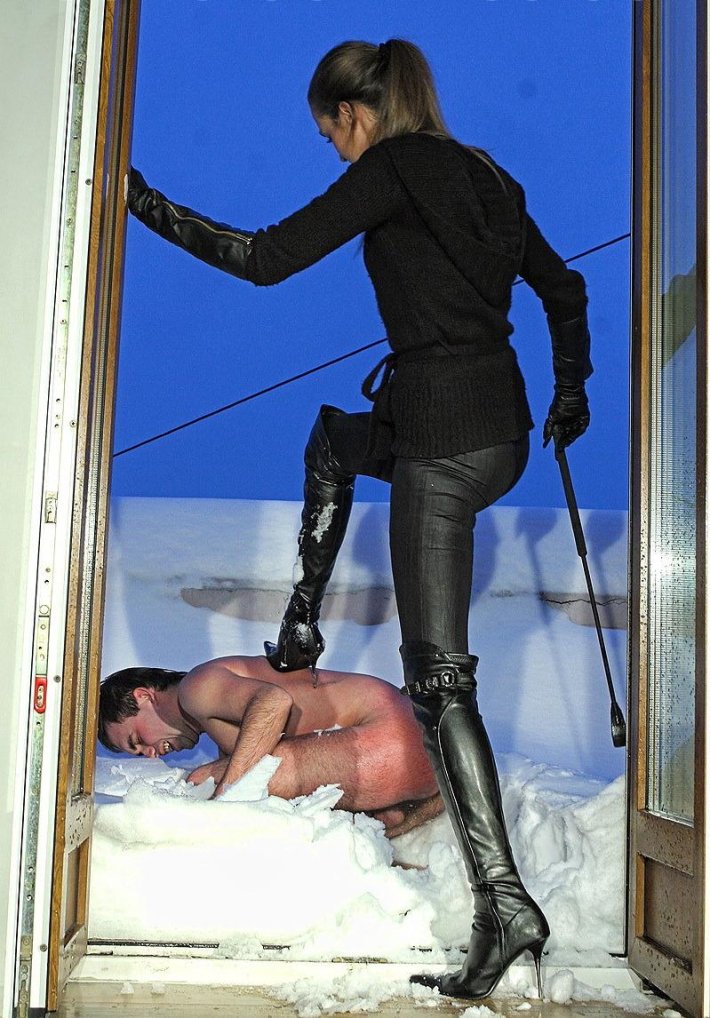 Две строгие госпожи и раб