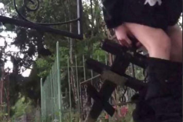 Девушка в Самаре села на Могильный крест