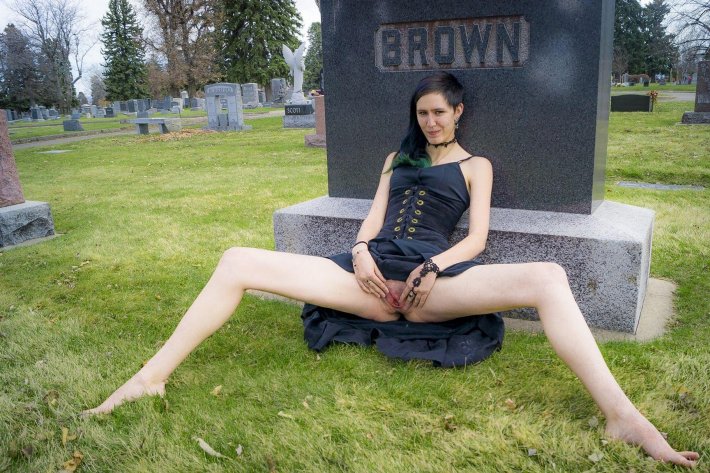 Голая фотосессия на кладбище