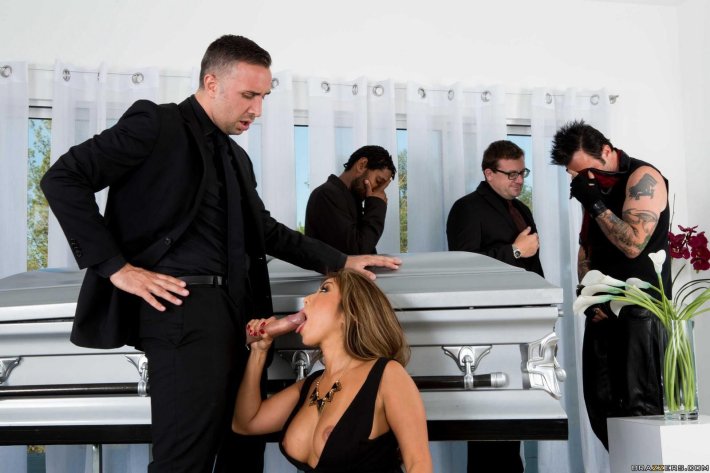 Трах вдовы на похоронах