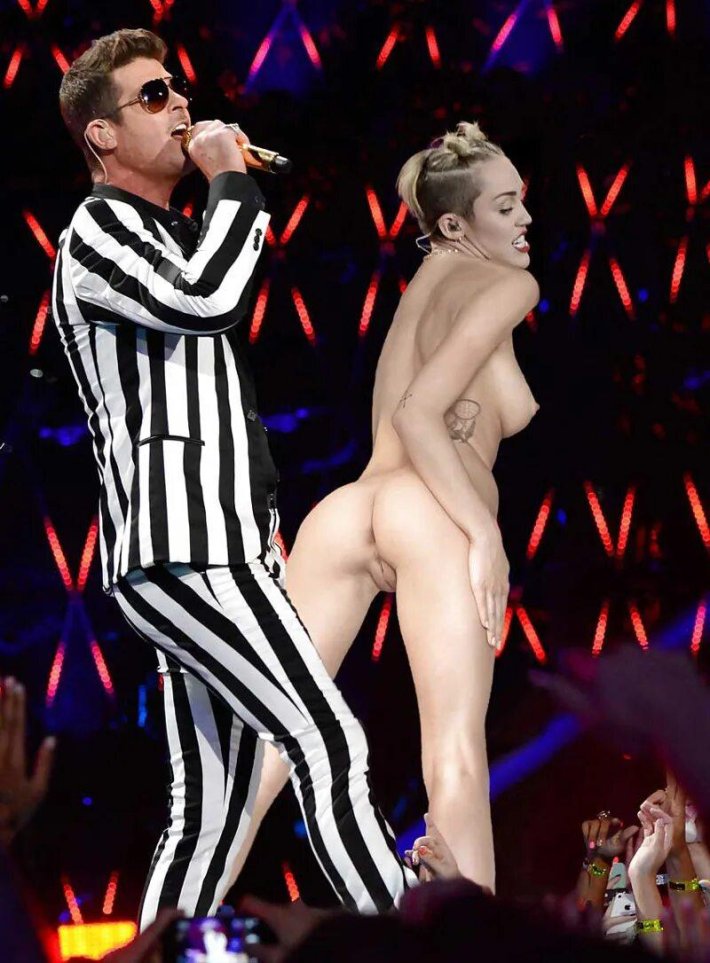 Майли Сайрус на сцене nude