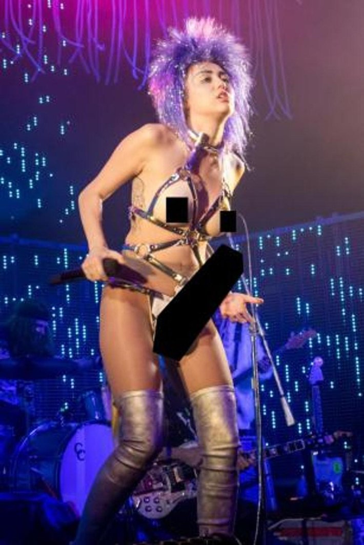 Майли Сайрус 18 на сцене