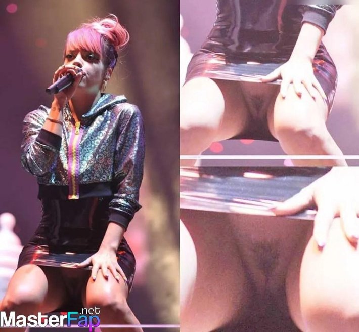 Майли Сайрус без трусов на сцене