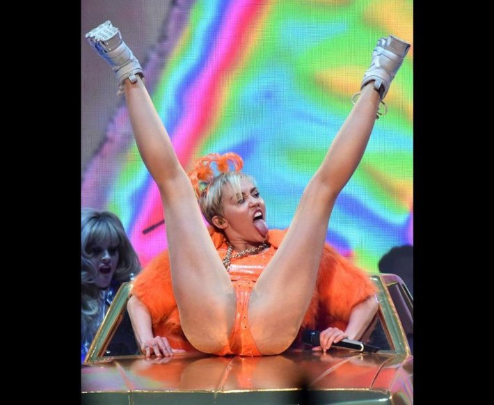 Майли Сайрус голая на сцене