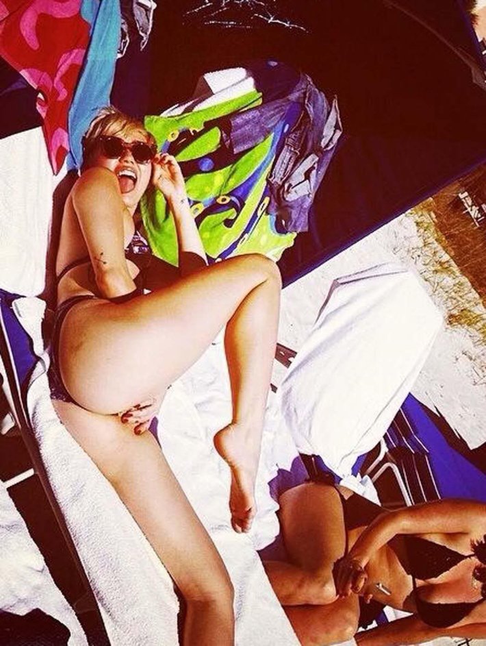 Майли Сайрус 18 + вагина
