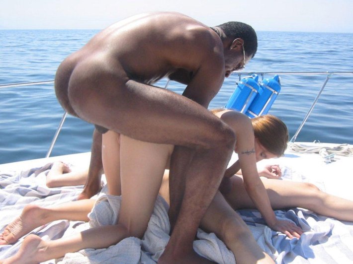 Голые девки с неграми на море