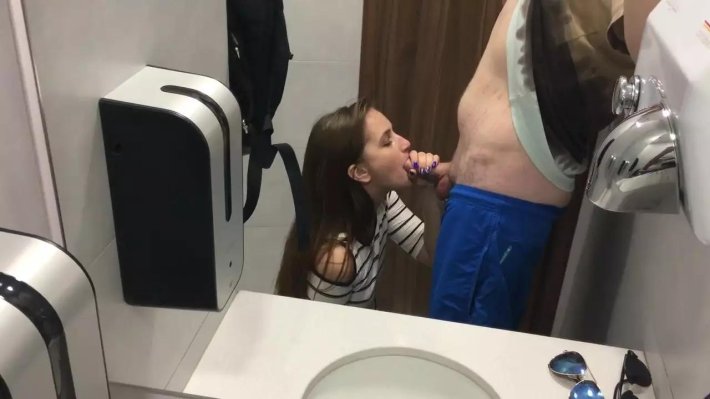 Минетчица в общественном туалете