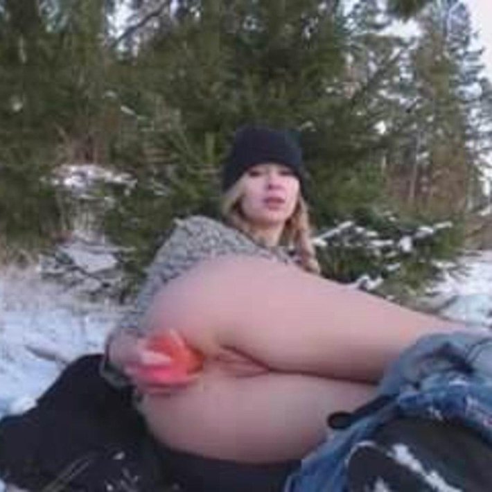 Женщины голышом в снегу