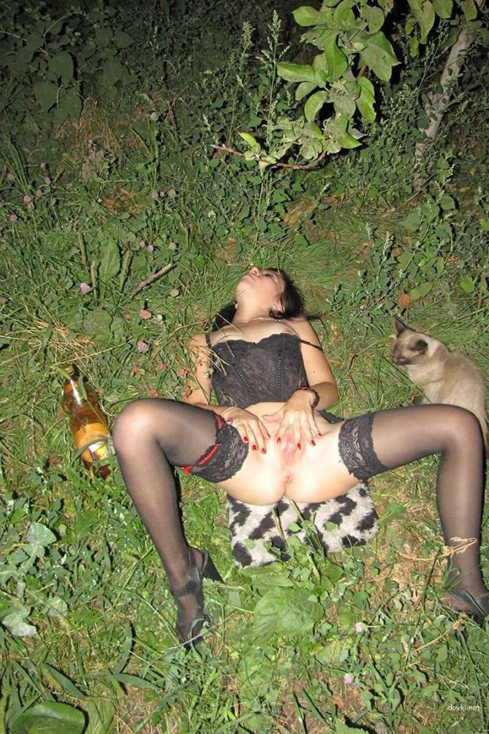 Пьяные голые женщины на природе