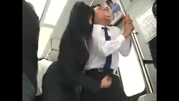 К японке домогаются в автобусе