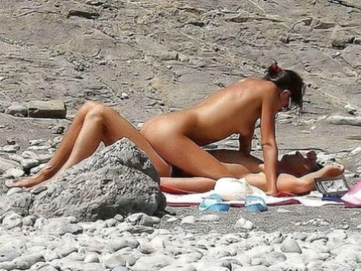 Девушки на нудиском пляже