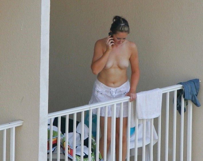 Жена топлесс на балконе