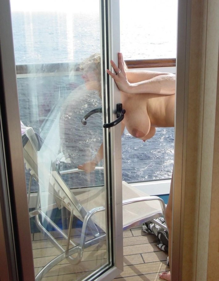 Огромные сиськи в окне