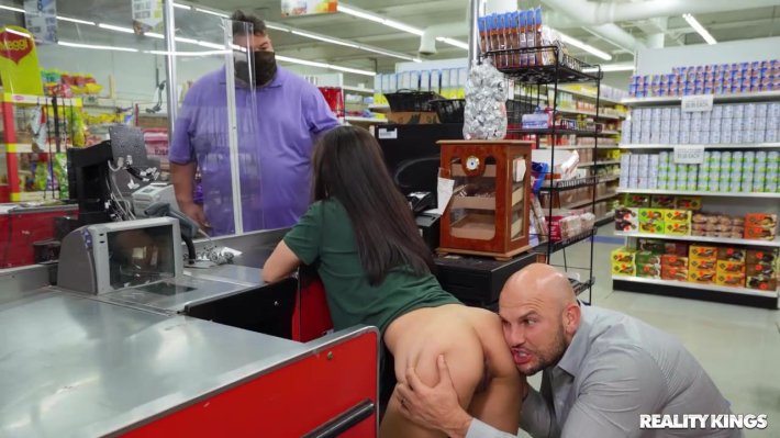 Публичный трах в магазине