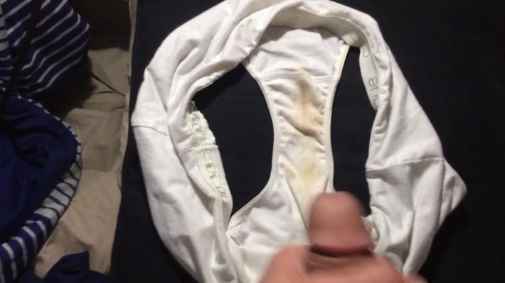 Кончил на грязные трусики