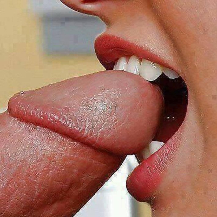 Покусывает головку члена