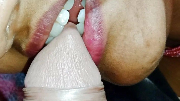 Блондинка кусает за член зубами