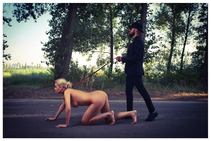 Голые на публике на поводке