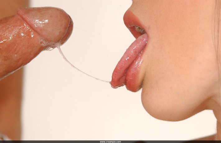 Член кончает в рот крупным планом