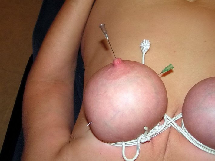 Протыкают огромные сиськи