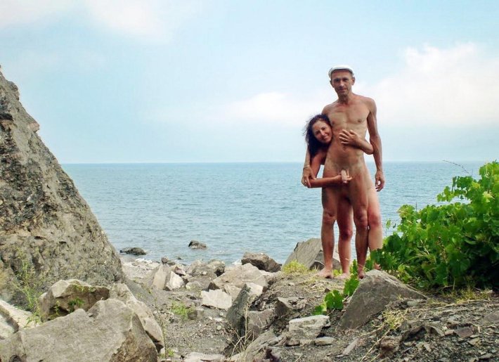 Голые мужчины на пляже в Крыму