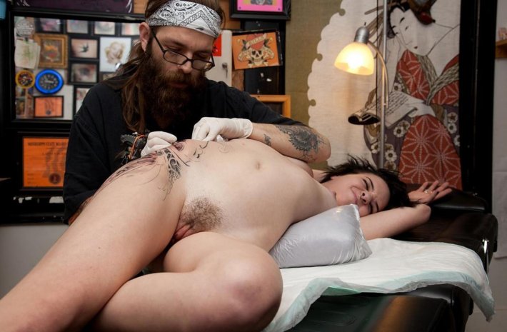 Голые женщины в тату салоне